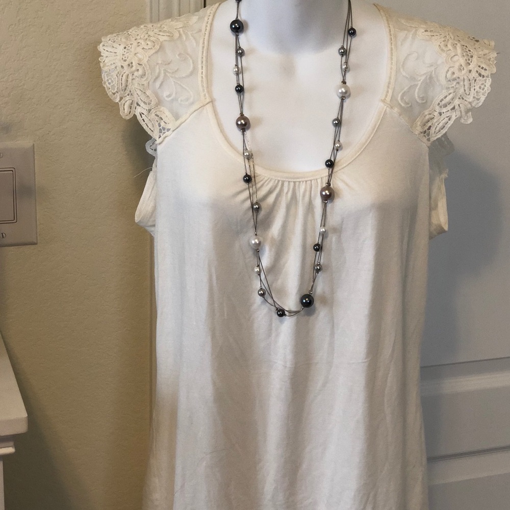 Lace capped sleeve t